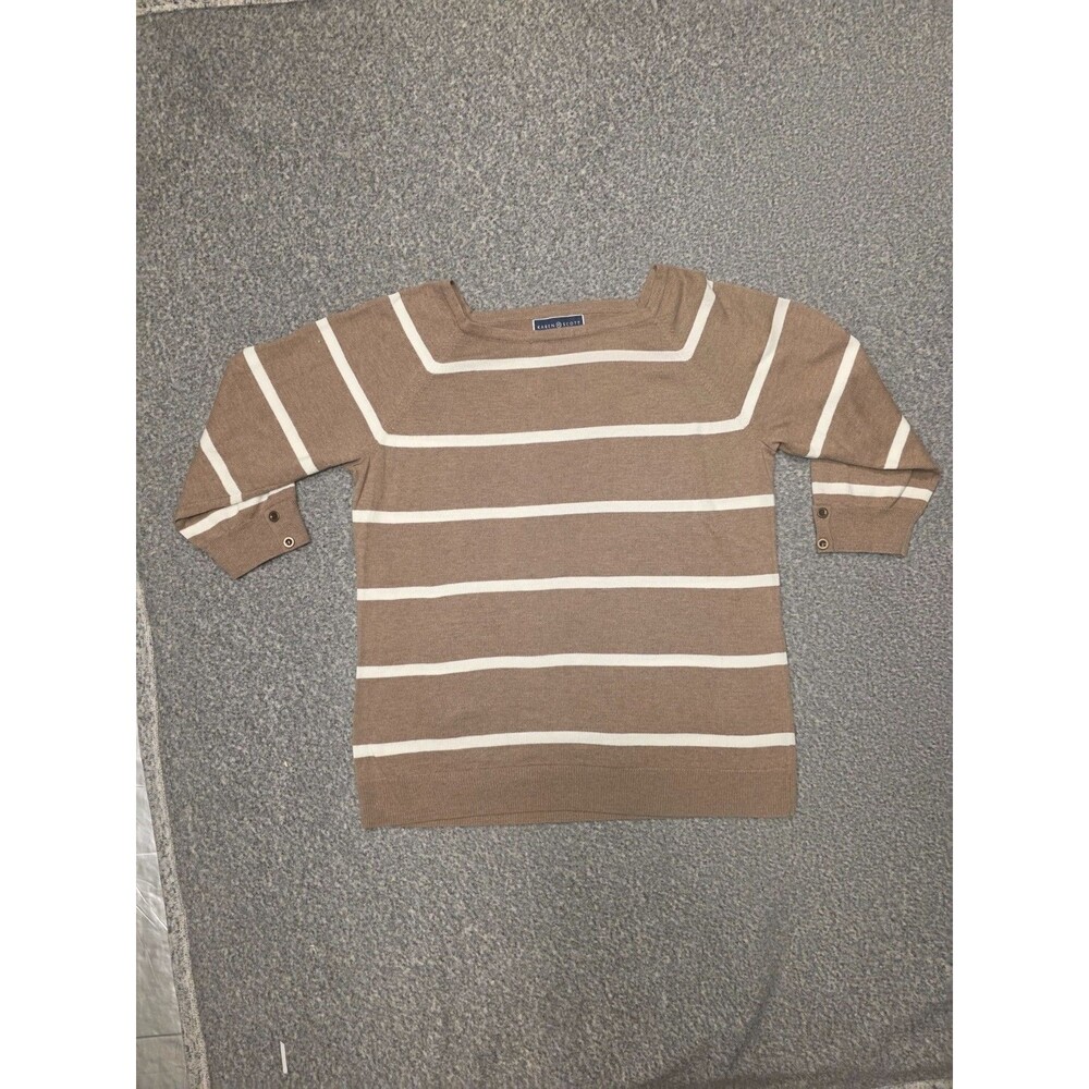 Karen Scott top size is not attached on the cloth looks like a Medium